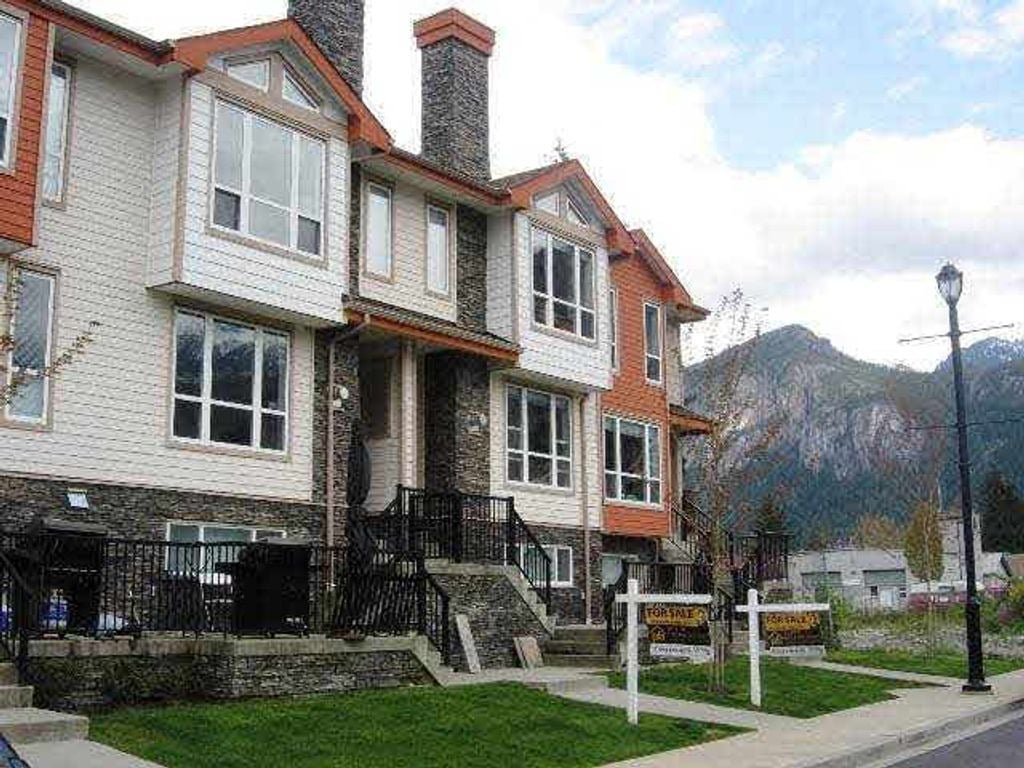 1261 Main St, #6