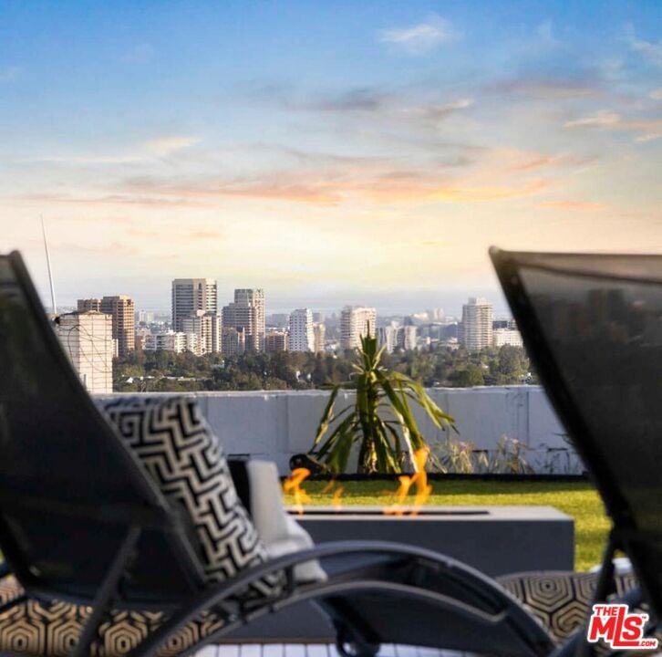 Monarch Pavilion, Beverly Grove Dr, 90210