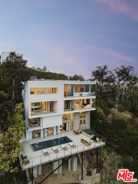 Nova Estate, Sunset Plaza Dr, 90069