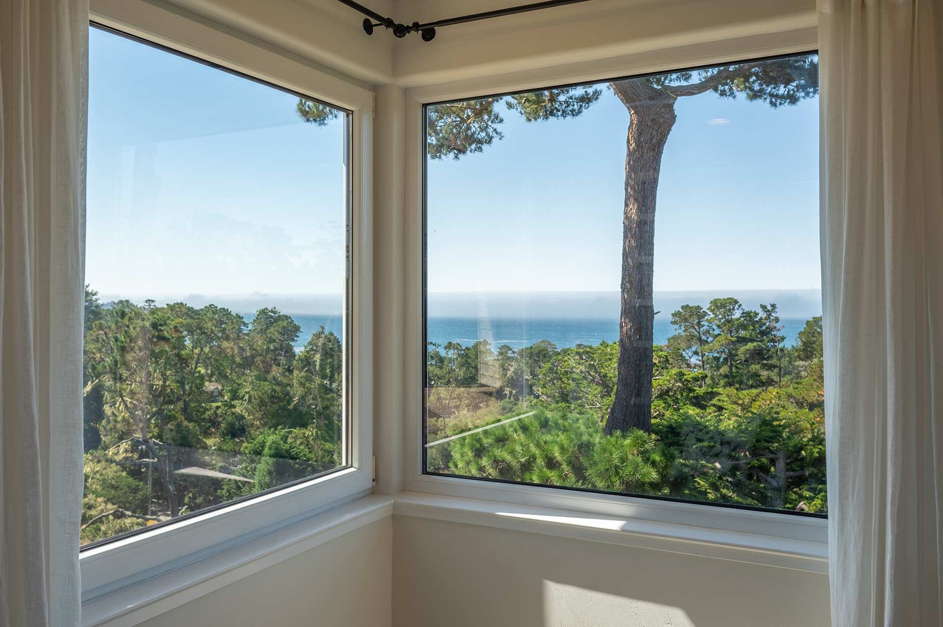 Sweeping Ocean Views - 24916 Lincoln Street