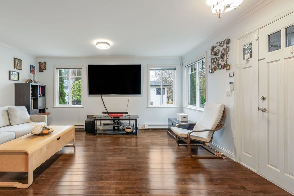 4135 John St