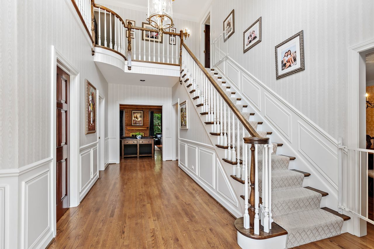 1056 Sir William Ln