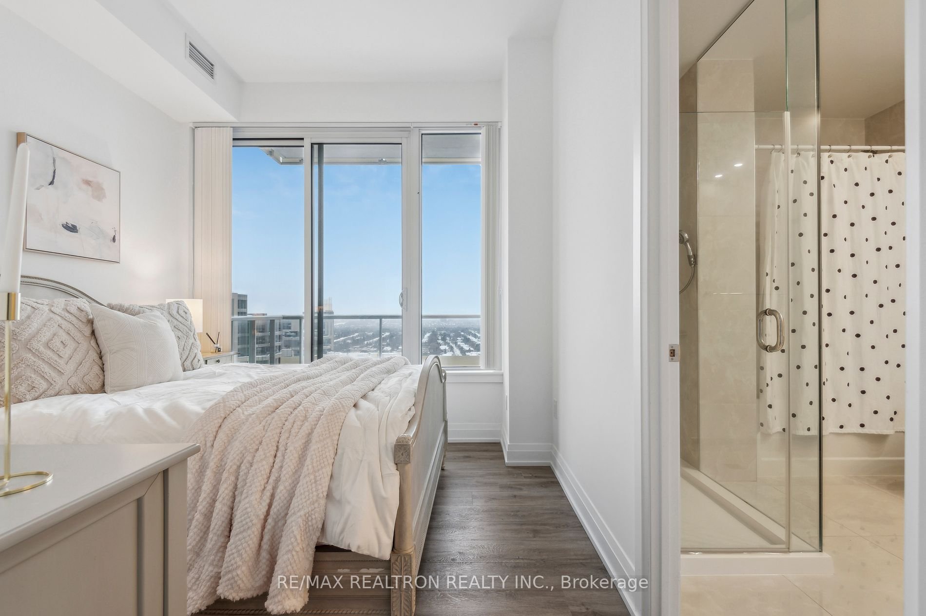 STUNNING, AIRY PENTHOUSE