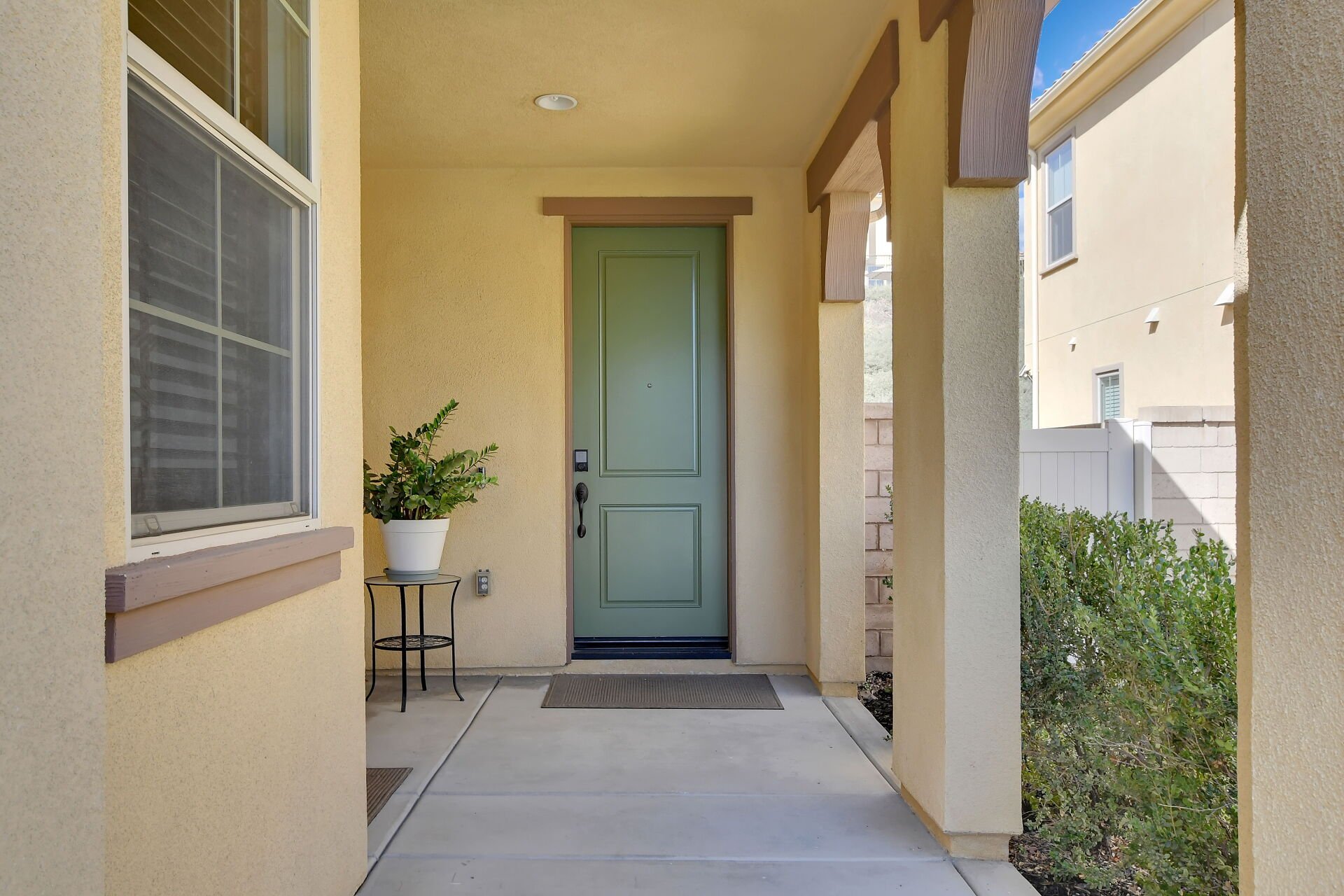885 E Manresa