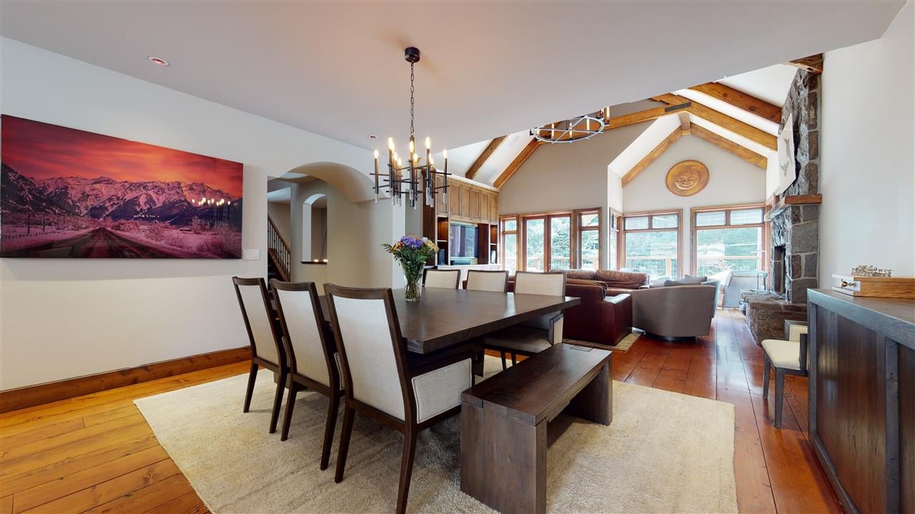 8322 Valley Dr