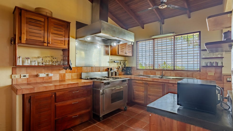 Home with White Water Views and Easy Access in Ojochal