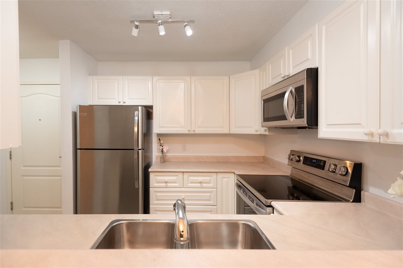 403-2059 Chesterfield Ave
