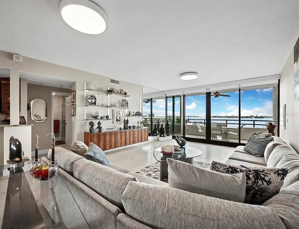 1255 N Gulfstream Ave APT 905