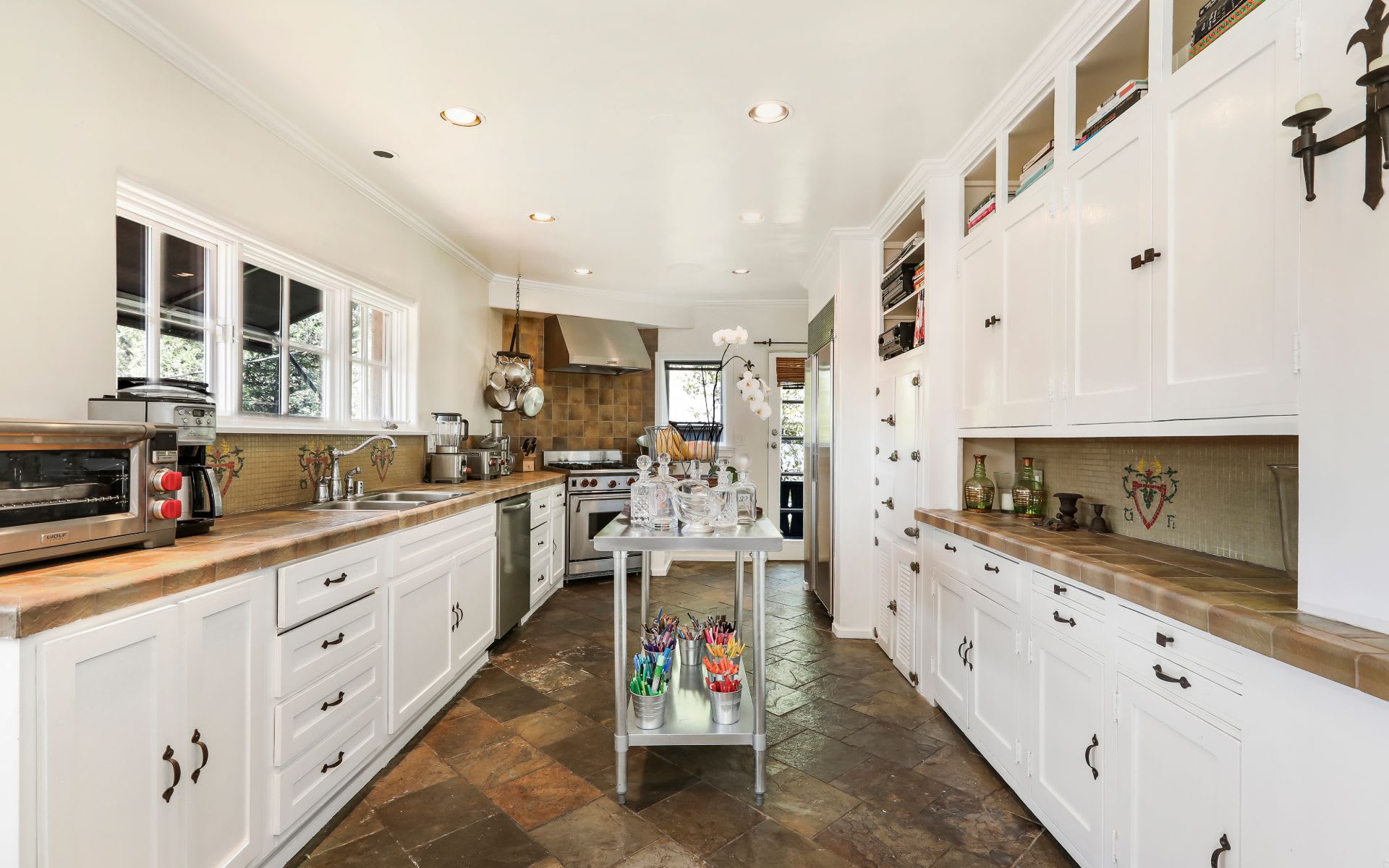  3110 Hollyridge Dr