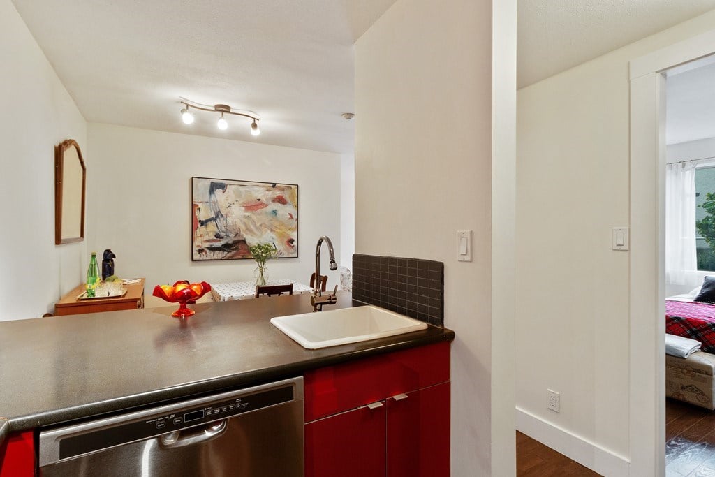 203-137 W 17th St
