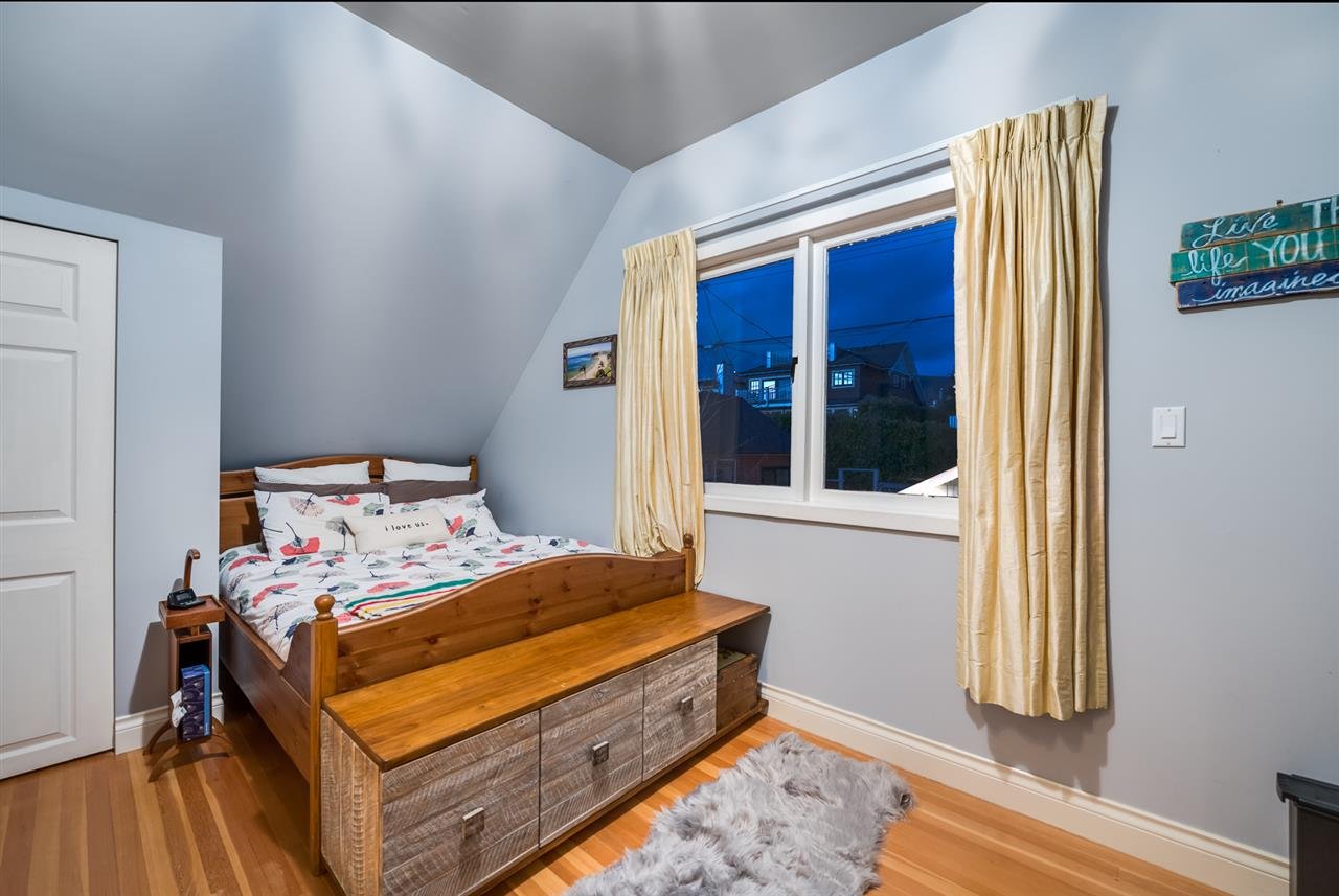 236 W 5th St
