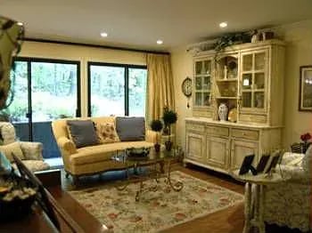 155 Indian Hollow Ct