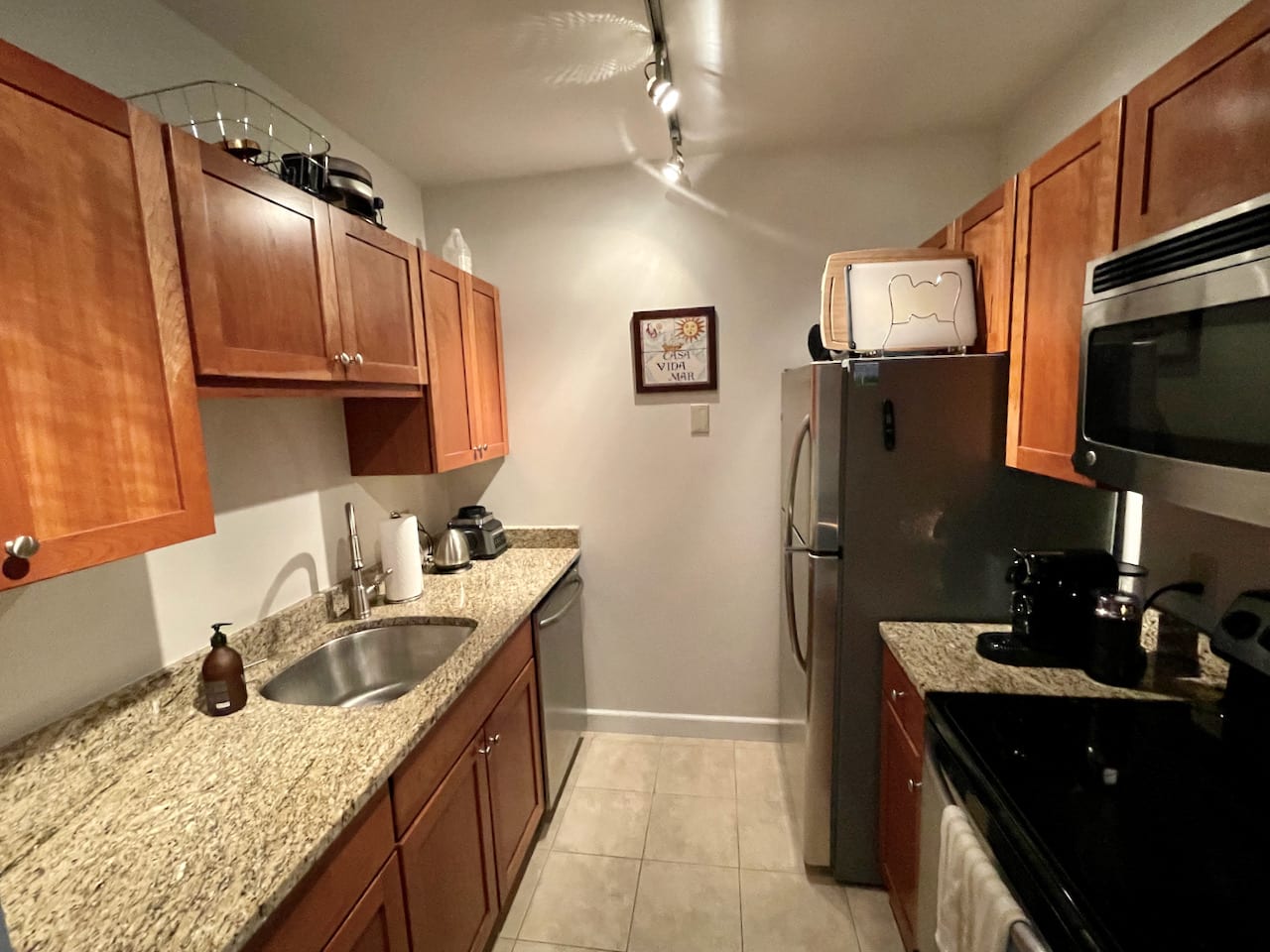 Back Bay / South End Border - 2 bed 1 bath w/ common laundry & common roof deck! 