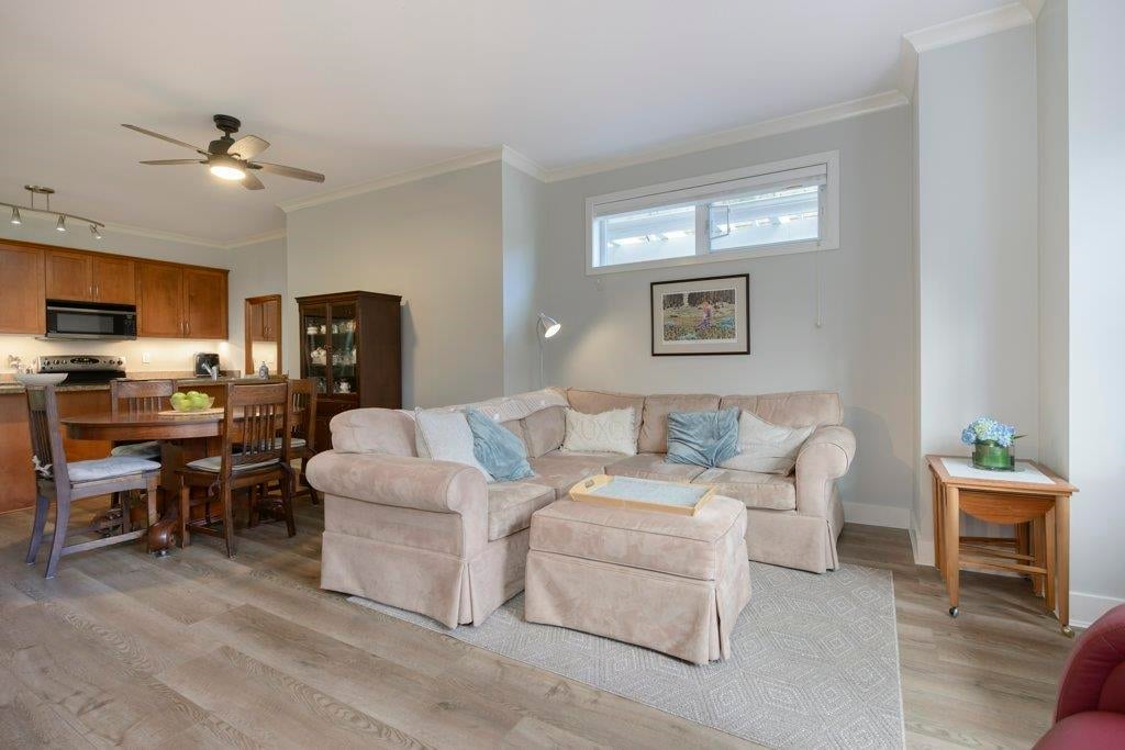 101-1375 View Cres