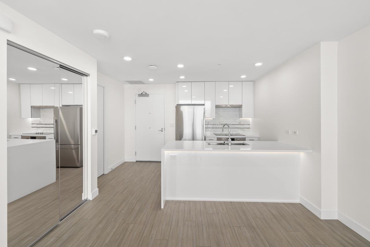 575-438 W King Edward Ave