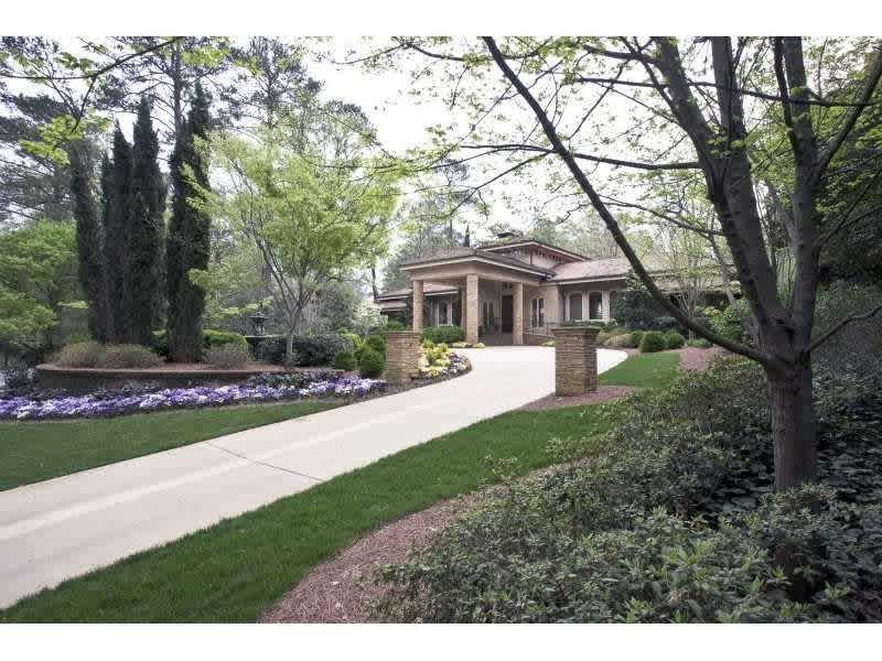544 Valley Rd NW