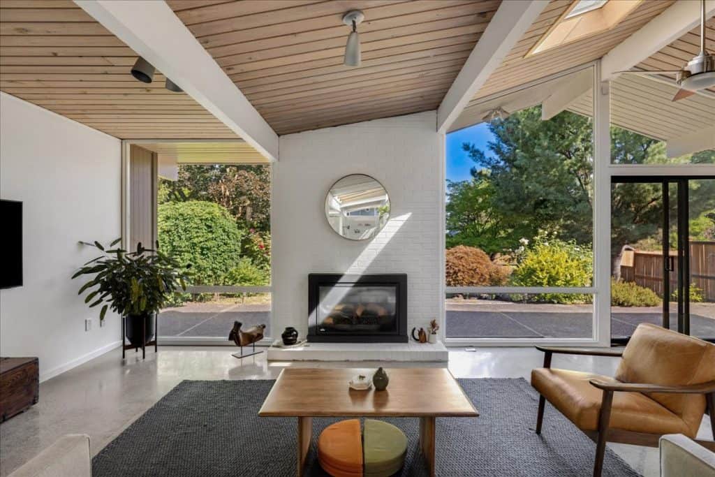 JUST LISTED – BEAUTIFUL HIGHLAND RUMMER HOME