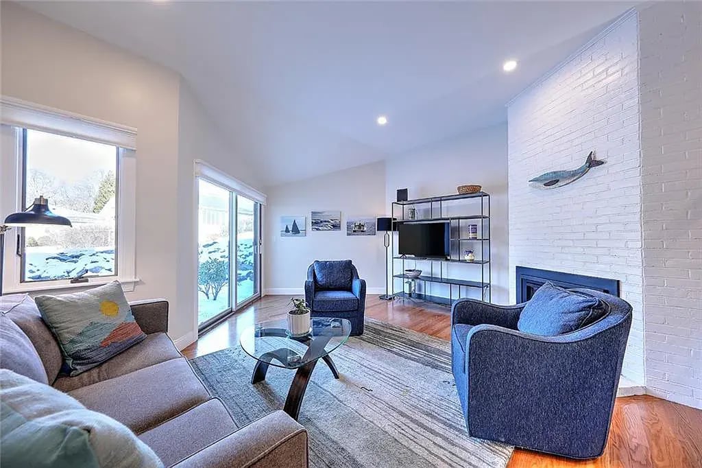 76 Seabreeze Ln