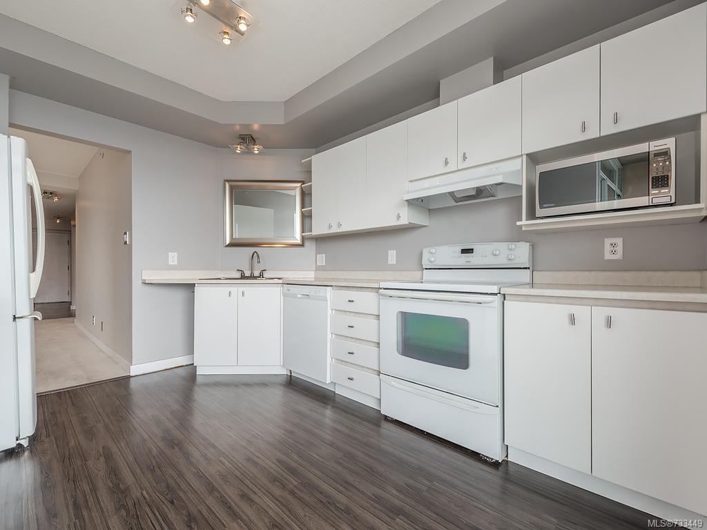 1101-1020 View St