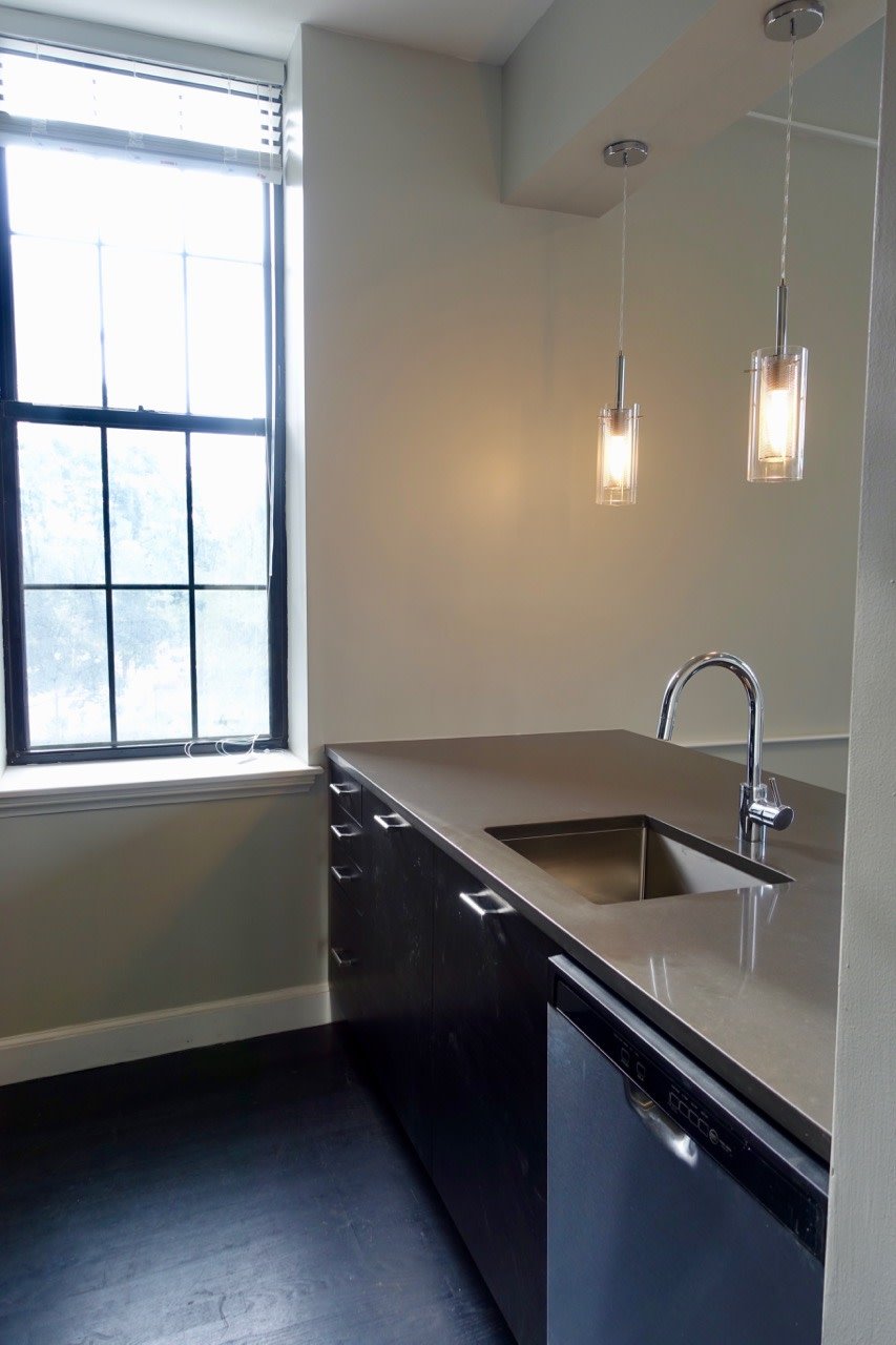 Roxbury Fort Hill - 2 Bedroom 1 Laundry, Air Conditioning and Roof Deck - SEPTEMBER 1!