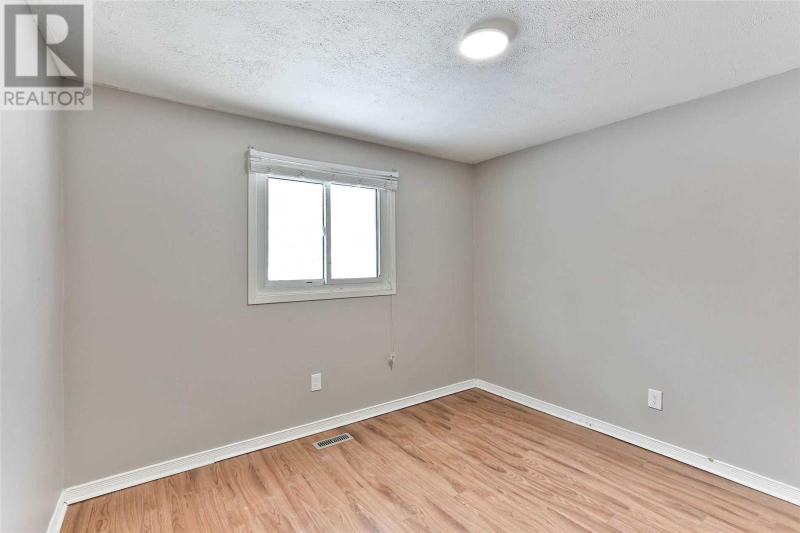 64 Daphne Cres, #Main