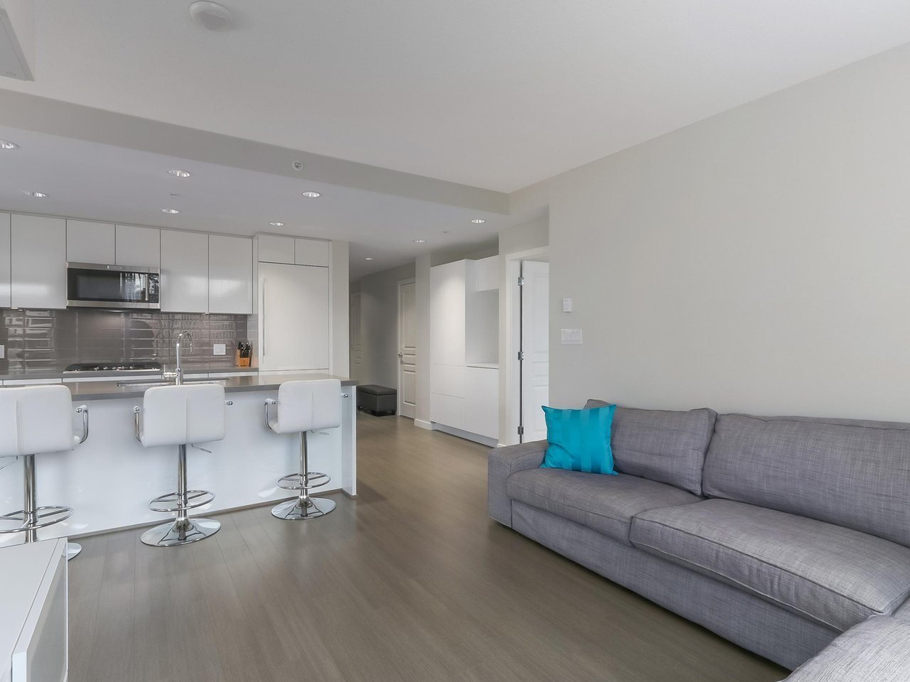 501-3093 Windsor Gate