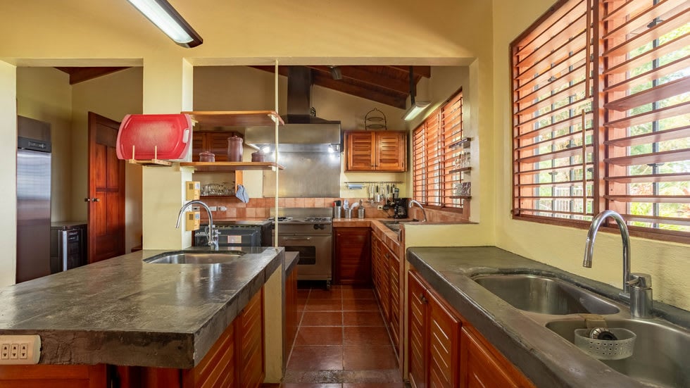 Home with White Water Views and Easy Access in Ojochal