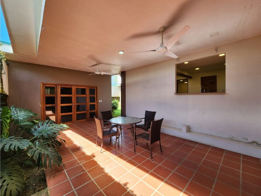 SE Vende Una Hermosa Casa Ubicada en San Isidro General