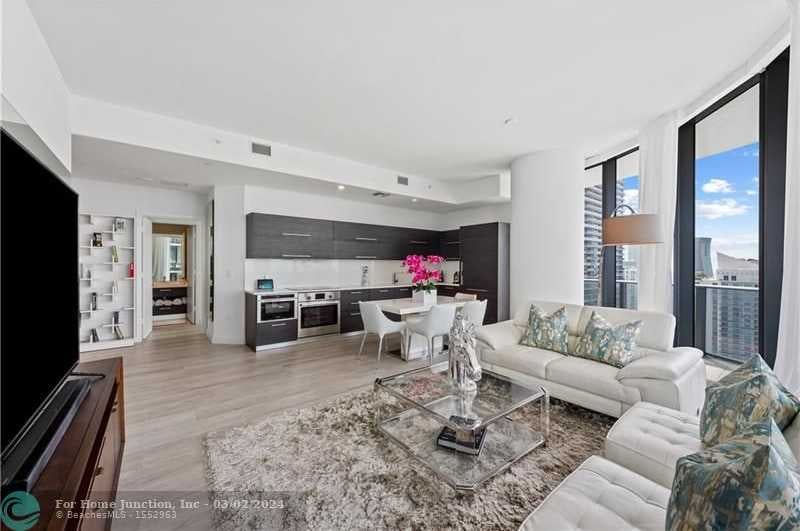 45 SW 9th St #4406