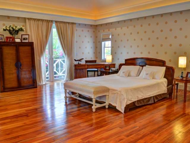 Canalfront Mansion in Port New Providence