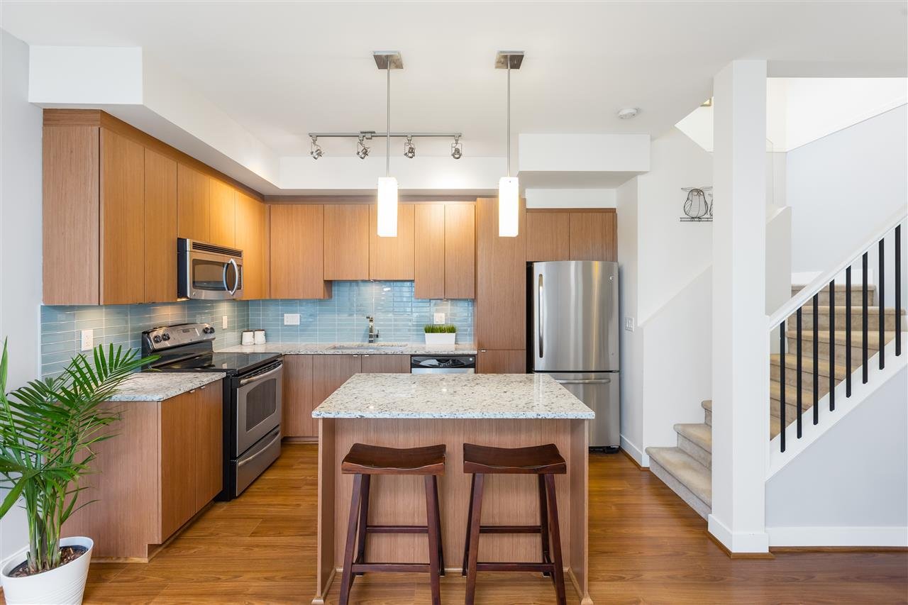 208-735 W 15th St