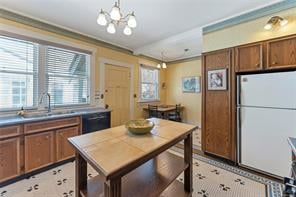 1636 Hollywood Cres