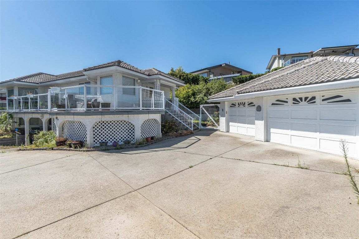 6752 Lakeside Dr