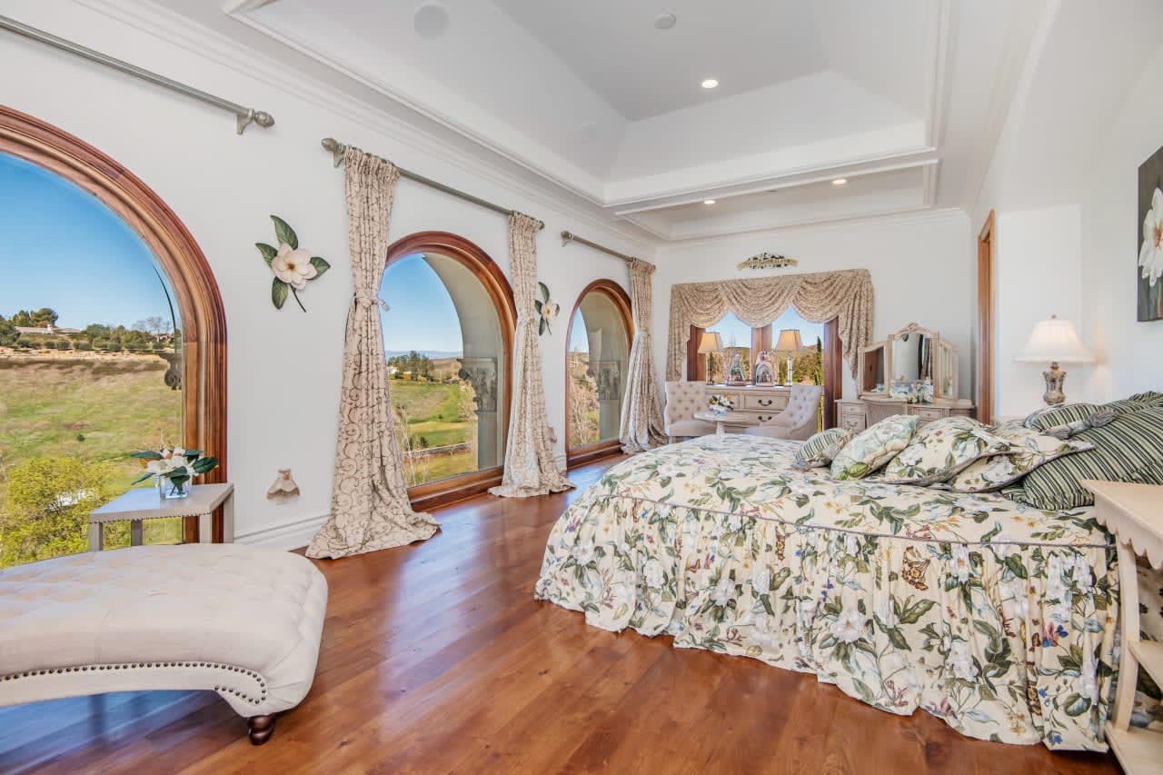 1233 Woodland Grove Ct, Calabasas Real Estate