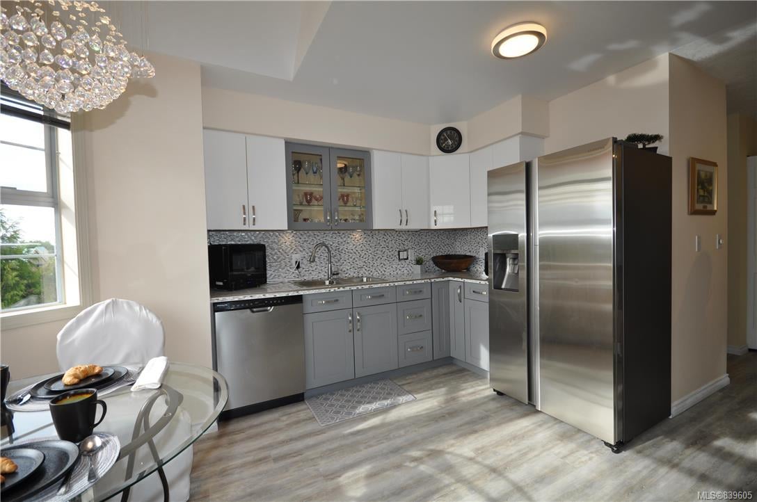405-1220 Fort St
