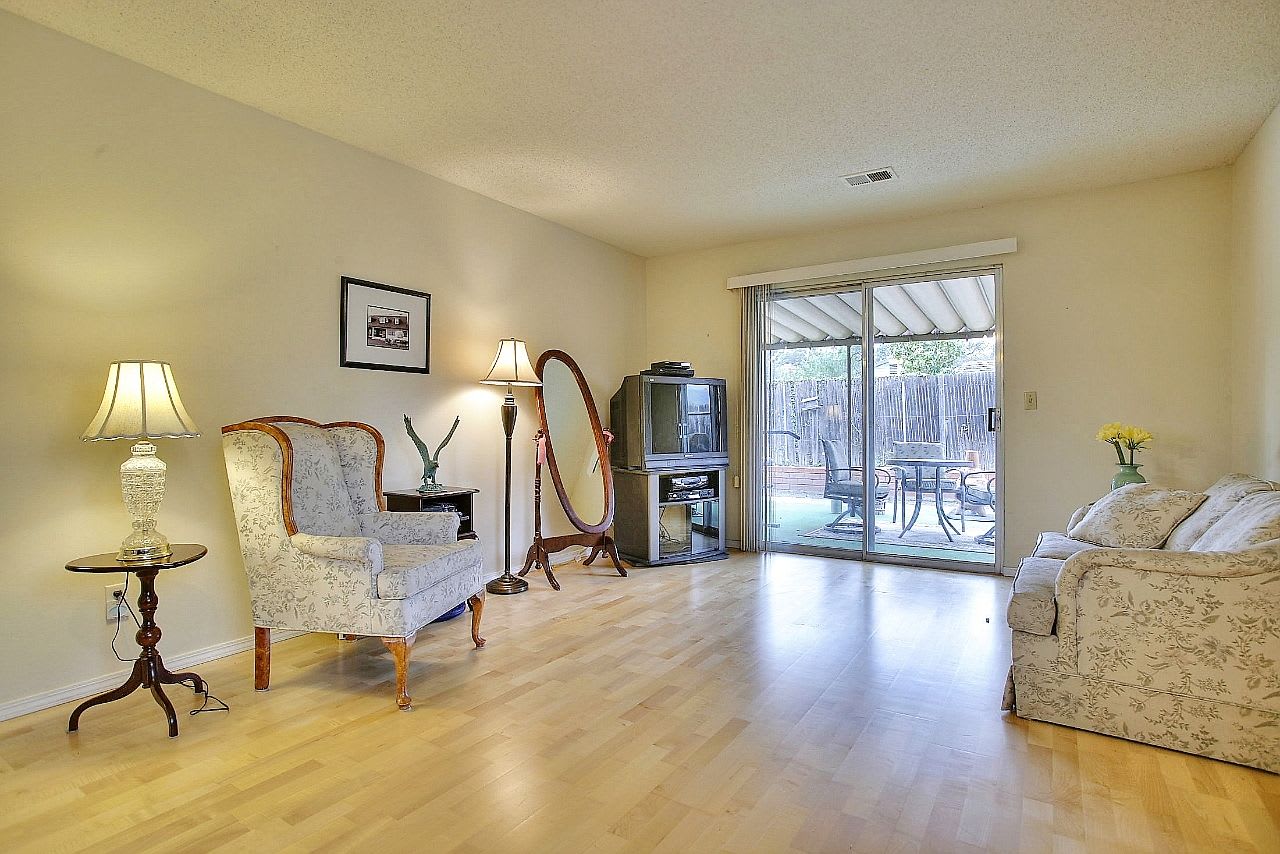 527 Dentro Dr