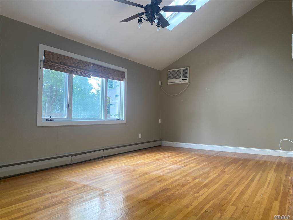 212 Haypath Rd, Old Bethpage