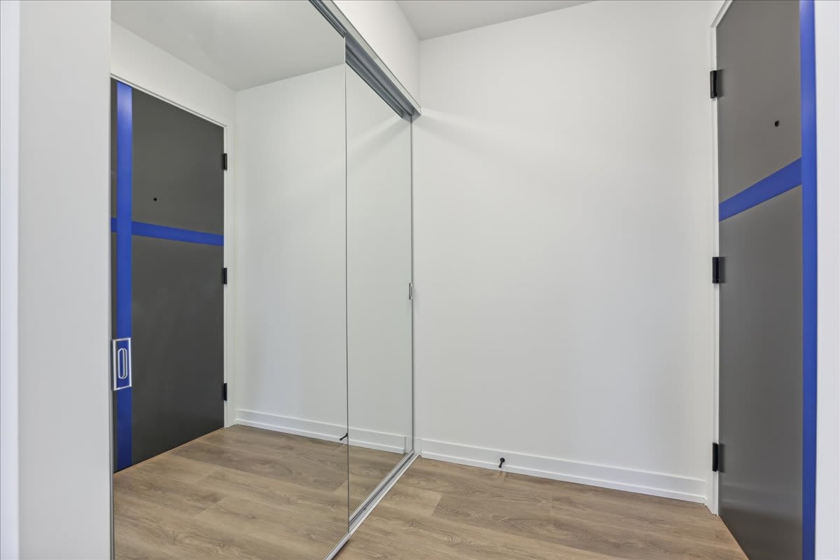 1 bed+ den in uptown core!
