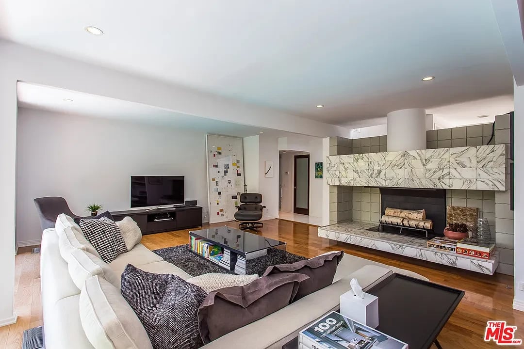 1674 Sunset Plaza Dr