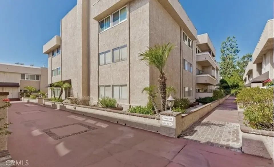 5139 Balboa Blvd., #202