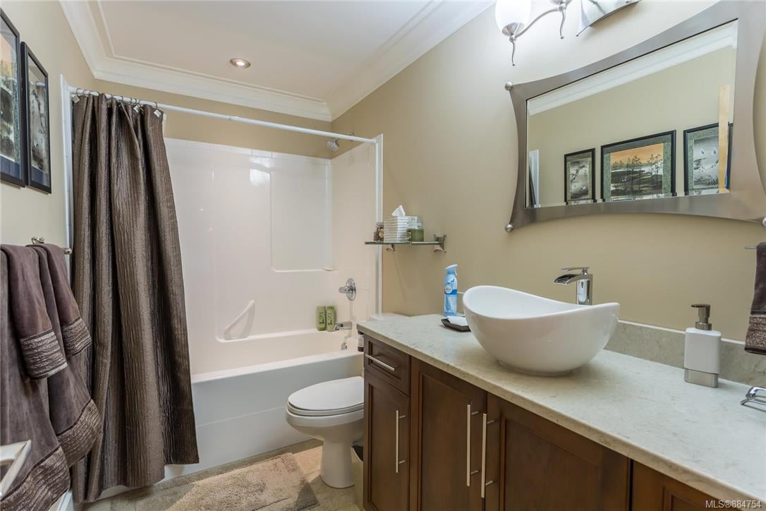303-5332 Sayward Hill Cres