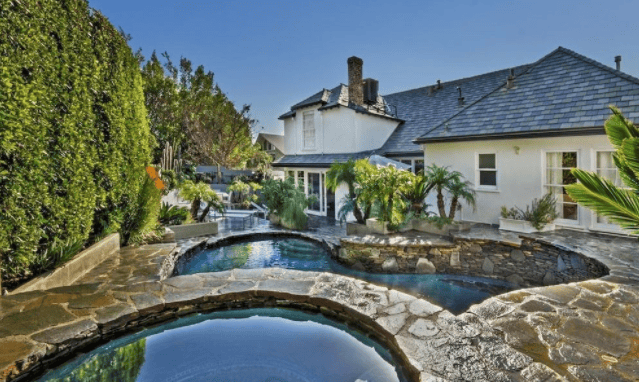 1322 W Londonderry Place