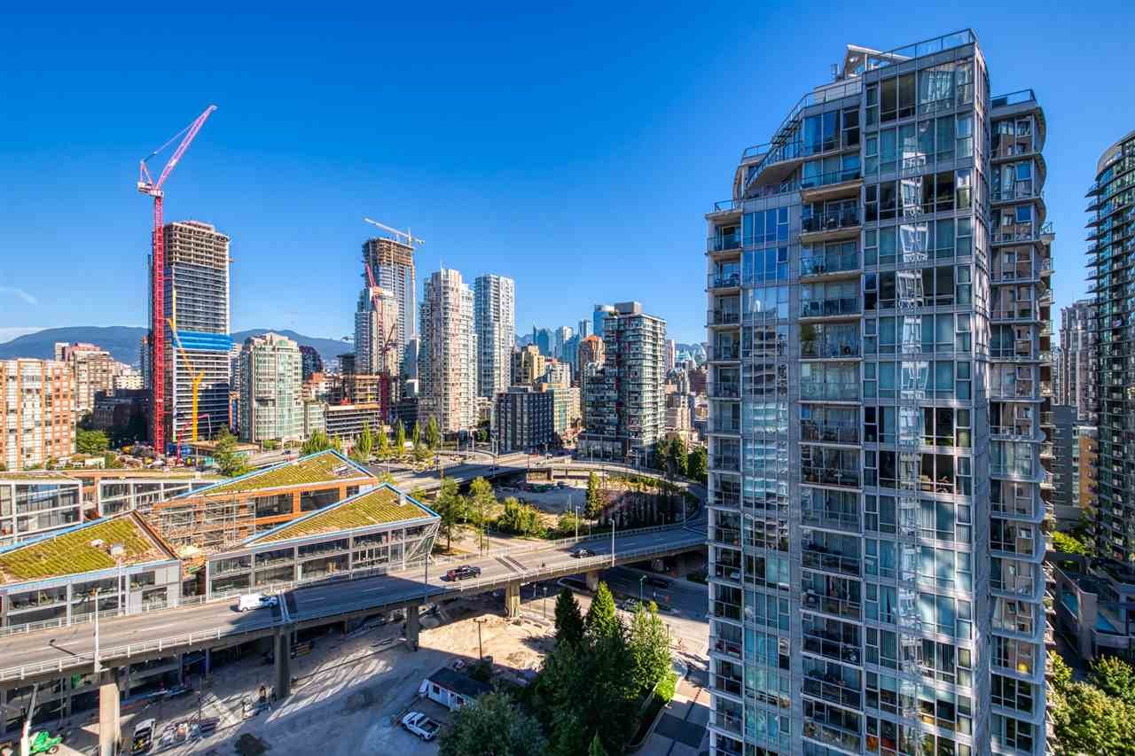 2207-583 Beach Cres