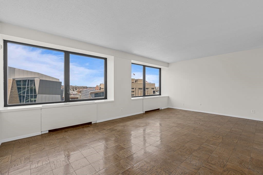 85 E India Row Apt 4H