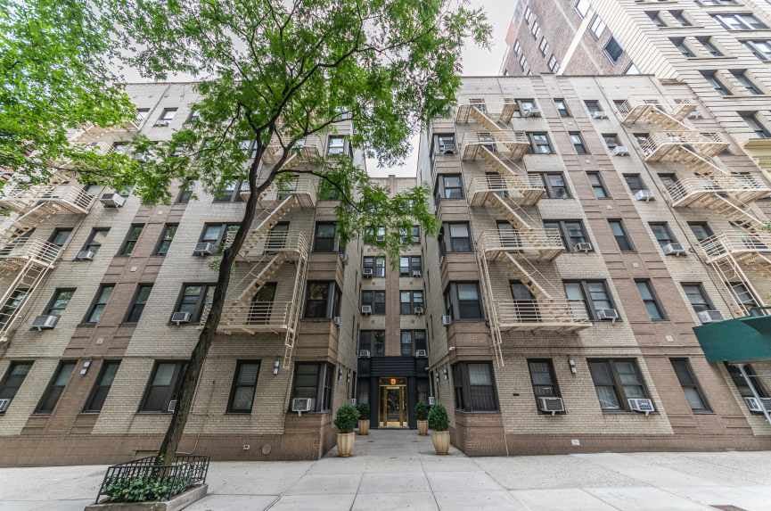225 W 25th St