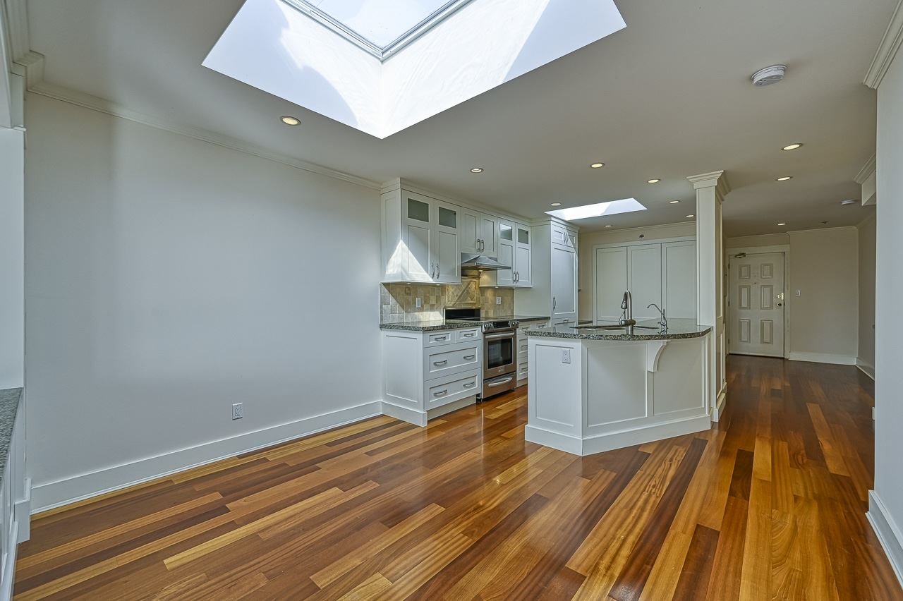 302-2455 Bellevue Ave