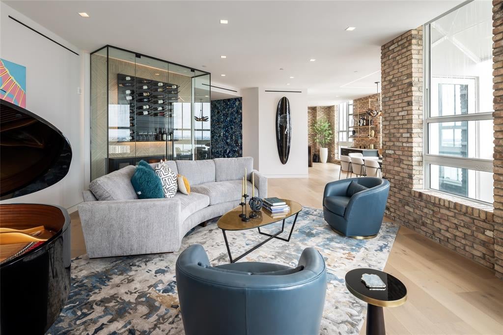 1350 Main St, #1704