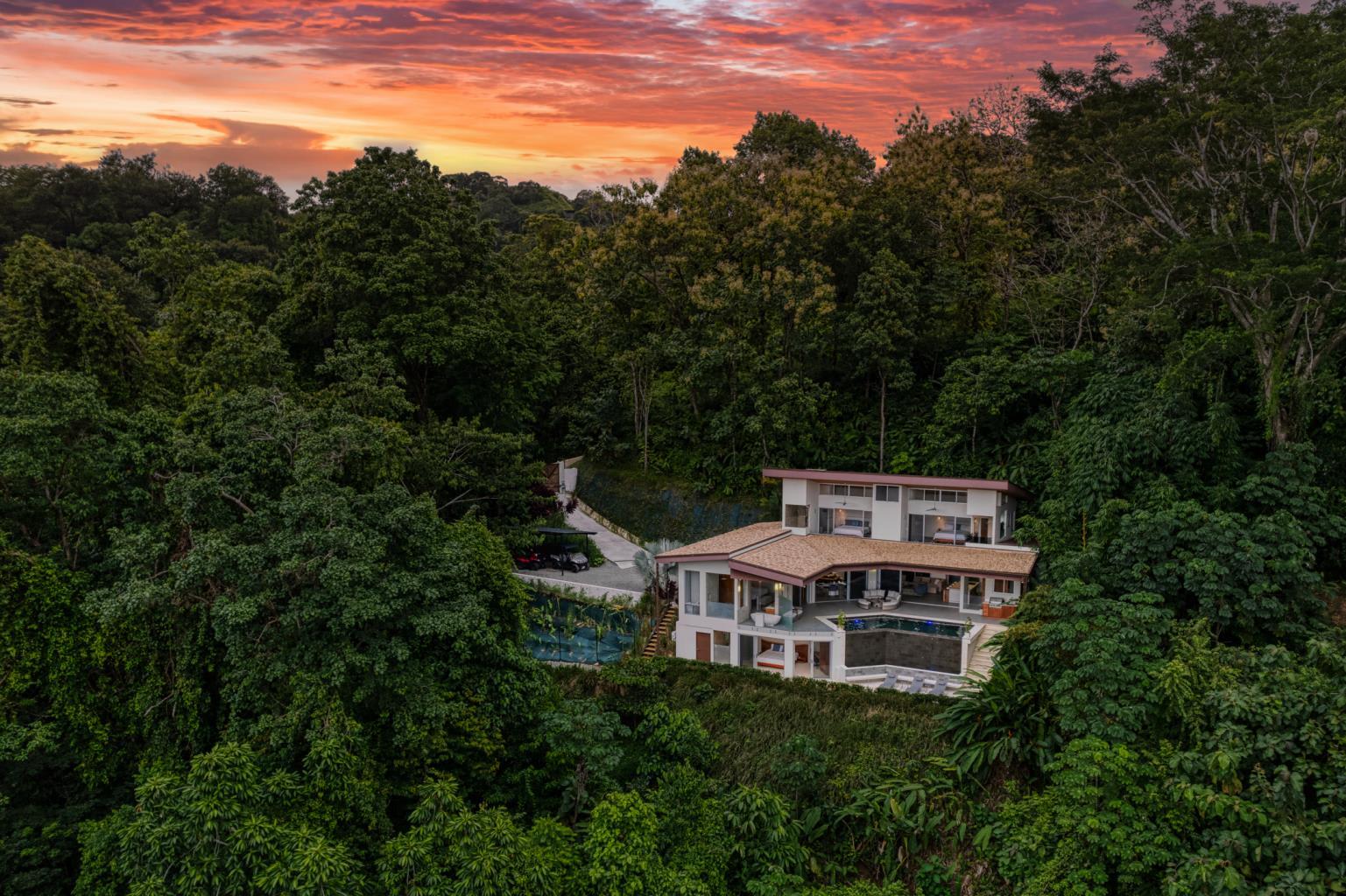 Luxurious Tropical Style Casa Sulit