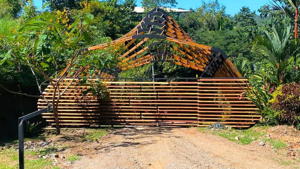 Casa Linda Vista with Ocean View Above Dominical Beach