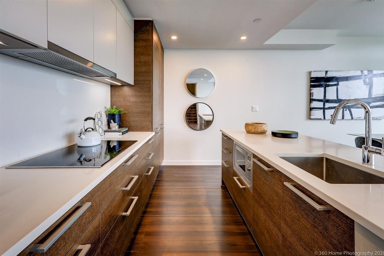 PH2-285 E 10th Ave